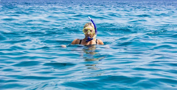 Water Activities Sport Life Style Outdoor Travel Photography Woman Snorkeling — Stock Photo, Image