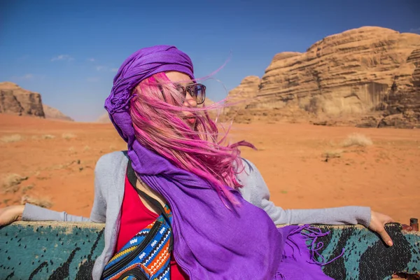 車の速度旅行ツアーワディ ラム砂漠極端なライフスタイルのコンセプト写真の女性の肖像画風の絵のような砂の石の山の風景背景空間になびく鮮やかなピンクの髪 — ストック写真