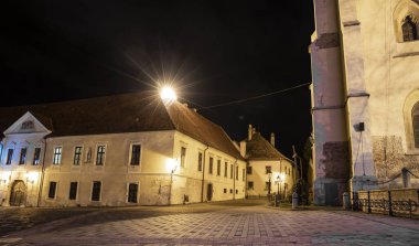 Eski Avrupa gece caddesi kaldırımlı yol yan uzay binaları ve fener aydınlatması burada insanlar olmadan.