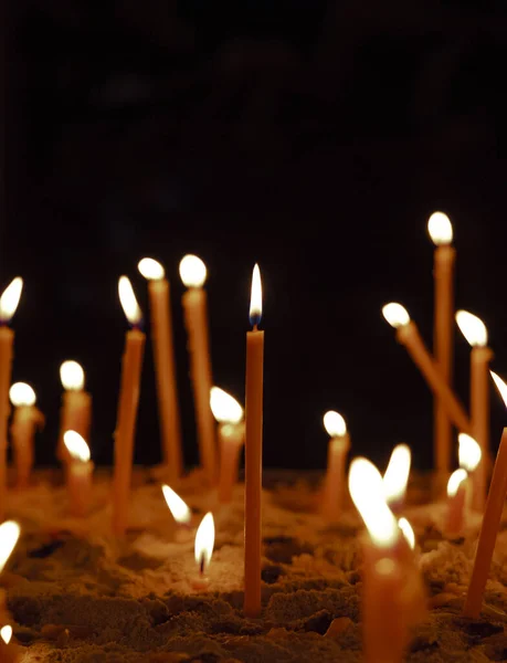 Vela Amarelo Luz Iluminação Preto Espaço Ambiente Fundo Dentro Igreja — Fotografia de Stock