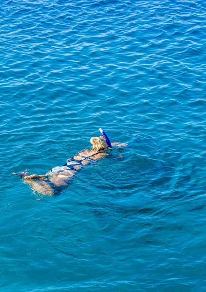Літні Канікули Концепція Візерунок Плавання Жінка Назад Камери Вид Зверху — стокове фото