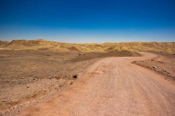 İsrail çöl atıkları küresel ısınma kavramı manzarası yalnız toprak manzarası ufuk çizgisi arkaplan uzayı kum dağı sırtı ve mavi gökyüzü kopyalama alanı