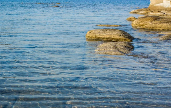 穏やかな水の表面と石の海岸線の造園オブジェクトの静かな自然ビューのポスターコンセプトコピーやあなたのテキストはこちら — ストック写真