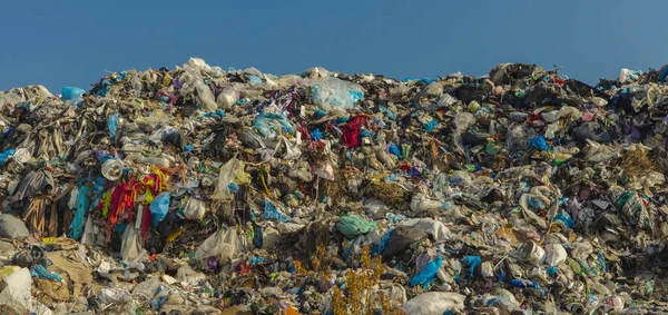Kegiatan Manusia Yang Mengerikan Dump Sampah Gunung Besar Pinggiran Ruang — Stok Foto