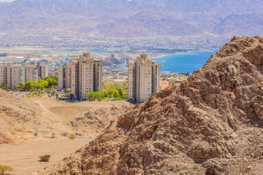İsrail 'in Eilat çöl kenti Akabe Körfezi. Orta Doğu bölgesi tarihi binaları. Kum taşından yapılmış vahşi dağların manzarası.