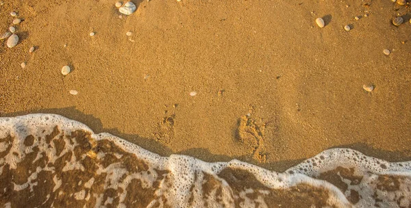 Песчаный Пляж Текстурированные Земли Человеческие Следы Ног Поверхности Нечеткой Волны — стоковое фото