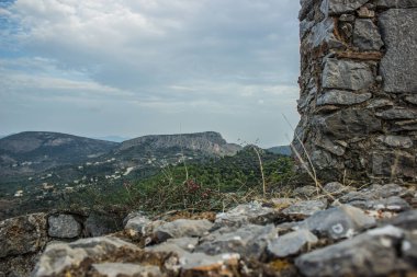 Eski güney şatosu harabeleri yıkılmış taş duvarlar ve boş bir alan ve kurumuş bitkiler.