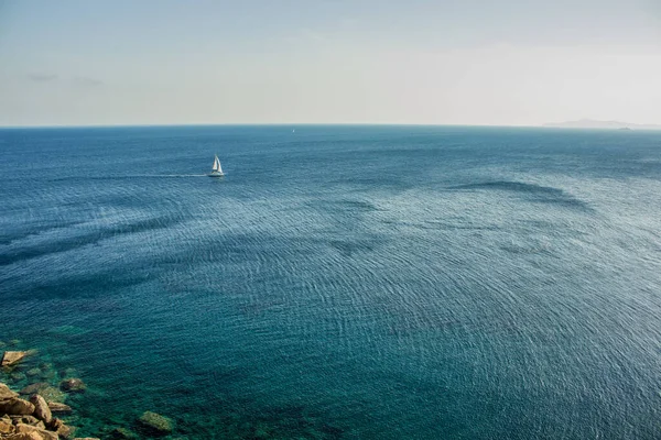 Vacker Tropiska Panorama Små Yacht Levande Blått Vatten Yta Bakgrund — Stockfoto