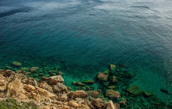 Τροπικά Ζωηρά Πολύχρωμα Βράχια Του Βουνού Και Μπλε Πράσινη Επιφάνεια — Φωτογραφία Αρχείου