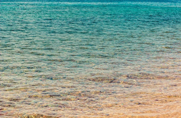 Color Aguamarina Transparente Superficie Agua Mar Tropical Con Pequeñas Olas — Foto de Stock