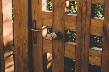 Kapalı, eski, ahşap kapı çerçeveli, metal düğmeli ve arka bahçeye kilitlenmiş doğa alanı dışında.