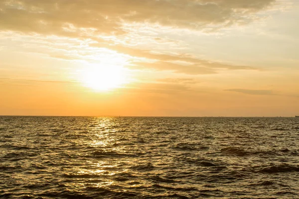 Huzurlu Pitoresk Okyanus Manzarası Kıyı Şeridi Akşam Alacakaranlığı Güneş Turuncu — Stok fotoğraf
