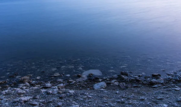 长期暴露的水黄昏幻影蓝石水库海滨地区和平田园诗背景墙纸风景概念图片与空白复制空间您的文字在这里 — 图库照片