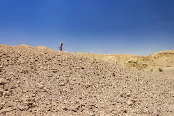 Yalnız Kadın Elbisesi Giyme Kavramı Issız Arazi Kuru Toprak Isınan — Stok fotoğraf