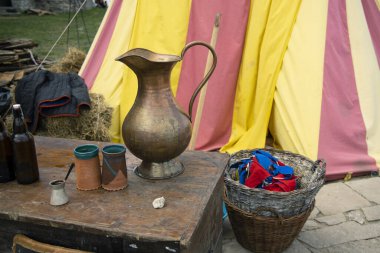 Ortaçağ çanak seramik ve metalik malzeme dış uzay renkli tarihi çadır arka plan görünümlü