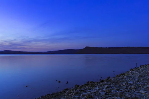 乌克兰乡村边风景秀丽的自然环境德涅斯特河沿岸线幻影蓝水蓝天景观在暮色的照影复制空间 — 图库照片