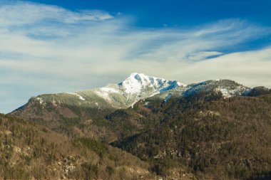 Resmedilmeye değer dağ manzarası. Kış mevsiminin ilk zamanlarında karlı tepe. Canlı, açık hava günü.