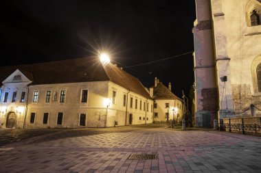 Avrupa eski şehir sokağı gece vakti Slovakya 'nın kırsal kesiminin tarihi merkezinin uzun süreli fotoğrafçılık manzarası açık fener aydınlatması