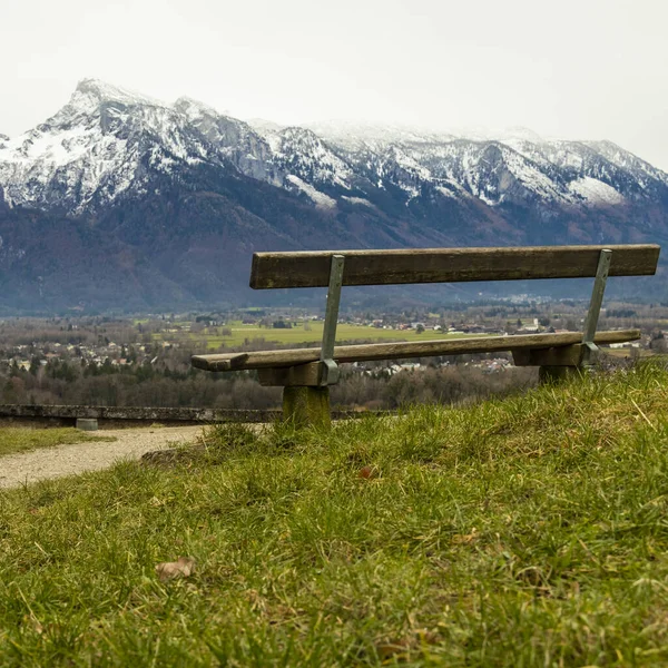 Leere Holzbank Auf Einem Hügel Mit Malerischer Landschaft Malerische Aussicht — Stockfoto