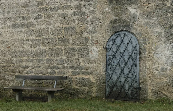 Soft Fokus Stein Burgmauer Hintergrund Mit Eisernem Bogen Form Tür — Stockfoto