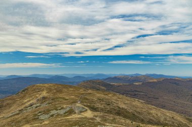 Karpatlar 'ın dağ manzaralı hava manzaralı kasvetli hava durumu Highland Ridge Turistik Yolu
