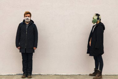 Sihir maskeli iki adam portresi ve beton arka plan duvarlı hippi tarzı kumaş boş fotokopi alanı, virüs karantina teması