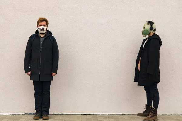 Banter Concept Picture Two Man Portraits Medicine Mask Gas Mask — Φωτογραφία Αρχείου
