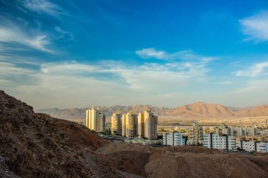 İsrail 'in en güney şehri Eilat kırsal kentsel Orta Doğu bölgesi fotoğrafçılığı çöl dağlarının eteklerinden genel yaşam binalarına yerleştirilmiş.