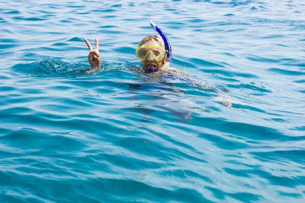 Menina Snorkeling Máscara Retrato Olhando Para Câmera Verão Viagens Férias — Fotografia de Stock