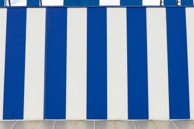 Kırsal endüstri mimarisi, beyaz ve mavi duvarları fabrikanın dış cephesinin dış cephesinden arındırdı