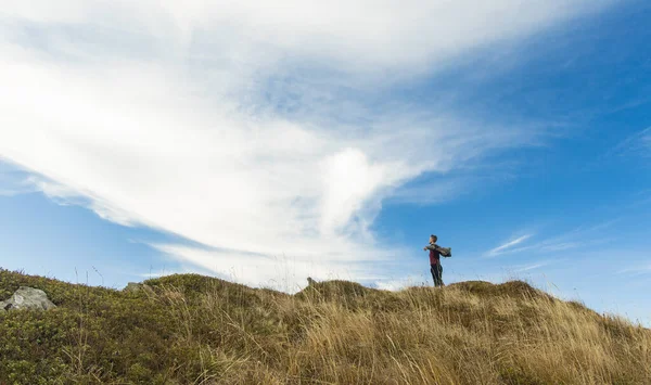 Feliz Homem Expressão Pose Topo Montanha Highland Vista Cênica Inspirador — Fotografia de Stock