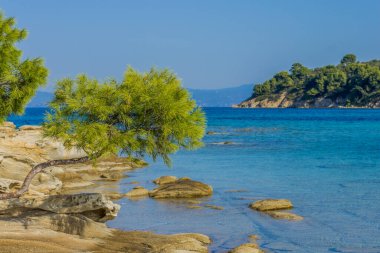 Güzel, huzurlu bir yaz tatili mekanı. Medeniyetten uzak. Kayalık ada kıyı şeridi.
