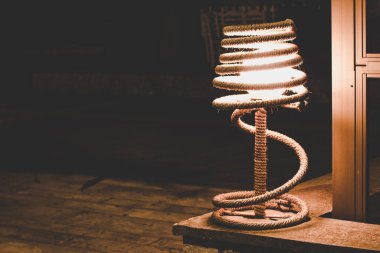 Kafe restoranının fener objesi iç tasarım konsepti Geceleri sarı aydınlatma, kopyalama alanı