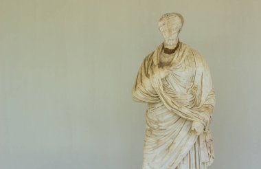Yunan antik heykel sanat objesi bilinmeyen filozof mermer malzeme beyaz duvar arkaplan alanı buradaki metin için