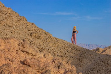 Çöl Dağları manzarası güçlü bir kadın poz veriyor kadın portresi seyahat yaşam tarzı duvar kâğıdı fotoğrafçılığı