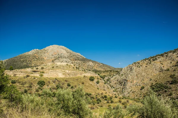 Yunanistan dağ ormanlarının doğal manzara manzarası. Parlak akşam günbatımında bazı antik kalıntılarla birlikte. Açık hava zamanı.
