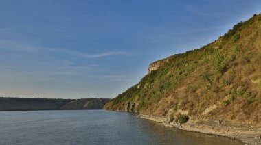 Huzurlu tabiat manzarası tepe manzarası göl gölü kıyı şeridi serinletici açık hava çevresi bahar zamanı HDR fotoğraf alanı fotokopisi