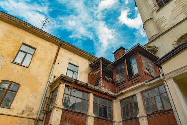 Zavallı arka sokak gecekondu binaları. Şehir manzarası aşağıdan canlı mavi gökyüzü arkaplanı.