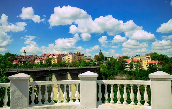 Yeşil Şehir Banliyösü Manzaralı Küçük Evler Yeşil Tepe Parkı Açıkhava — Stok fotoğraf