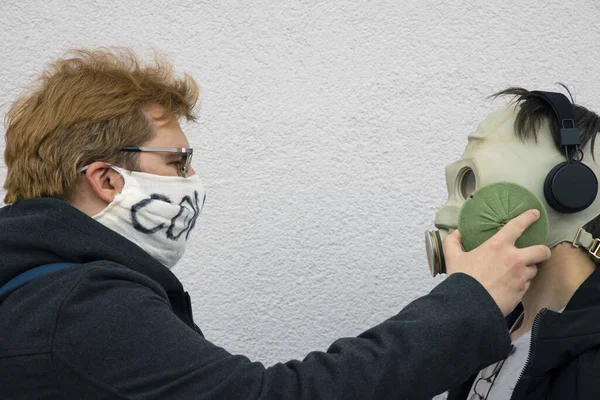 Ρουστίκ Χέρι Έκανε Προστατευτική Μάσκα Έναντι Μάσκα Αερίου Αυτοπροστασία Καραντίνα — Φωτογραφία Αρχείου
