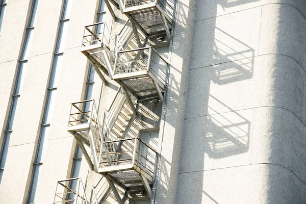Rückseite Straße Städtische Fluchttreppen Außerhalb Beton Gebäude Rustikale Wand Außenseite — Stockfoto