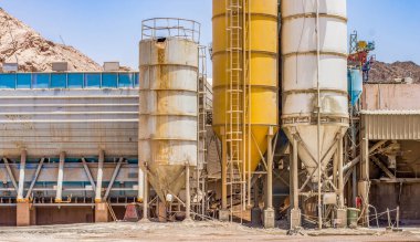 Maden fabrikası endüstriyel nesne demir tankları kirli topraklarda paslı ve kirli elementler