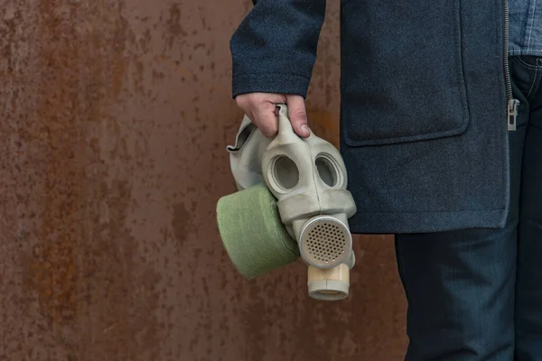 Άνθρωπος Μάσκα Αερίου Στο Χέρι Ρουστίκ Μολυσμένο Χώρο Σκουριασμένο Τοίχο — Φωτογραφία Αρχείου