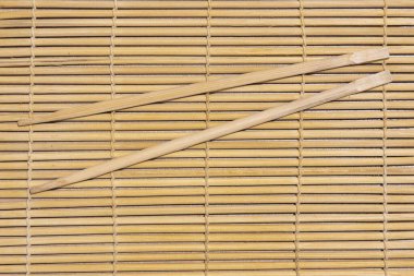 Yemek için ahşap çubuklu suşi halısı. Asya geleneği. Metnin için boş kopya alanı olan basit nesne desen kavramı.