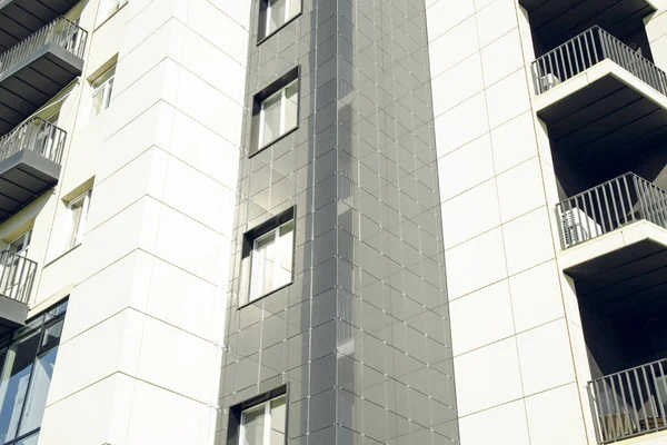 近代的な建築物の外観デザイン白い灰色のタイルの壁の窓とバルコニーの都市のランドマークの背景ビュー — ストック写真