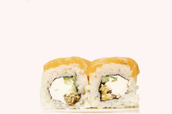 Asijské Jídlo Fotografie Bílé Pozadí Sushi Role Lososem Ryby Slávka — Stock fotografie