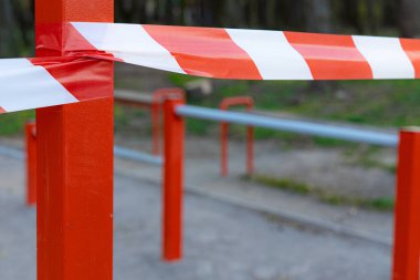 Park çevresindeki spor alanı etrafında kırmızı ve beyaz bant şarkı söyleme yasağı, inşaat kısıtlamaları sembol nesnesi