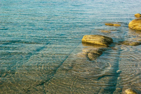 자연광 포스터 바다만의 아름다운 풍경을 있습니다 바다만의 돌들이 — 스톡 사진