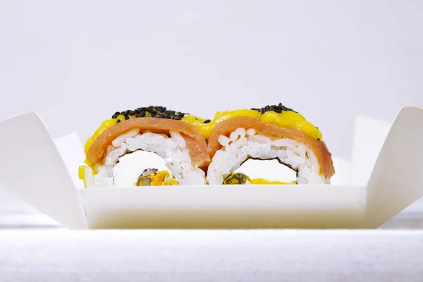 Sushi Rolky Lososovou Rybou Balení Potravin Stole Bílé Pozadí Prostor — Stock fotografie