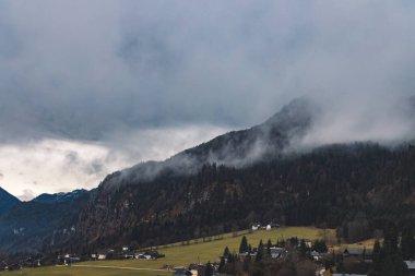 Kuzey Avrupa 'nın sisli dağ köyü kırsal manzaralı çevre Kasım sonbahar mevsimi kasvetli zaman